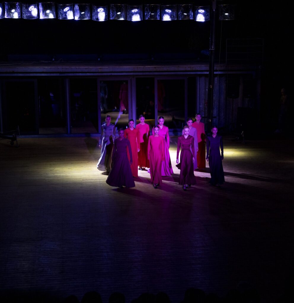 თაკარა — ღია სცენა, რომელიც სუხიშვილებმა ექსპერიმენტული ქორეოგრაფიის სივრცედ აქცია